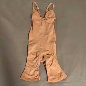 SKIMS SCULPTING BODYSUIT MID THIGH W. OPEN GUSSET